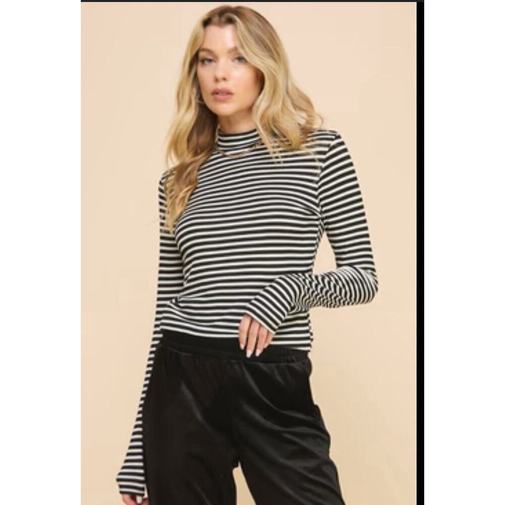 If She Loves Top Black and White Women Large‎